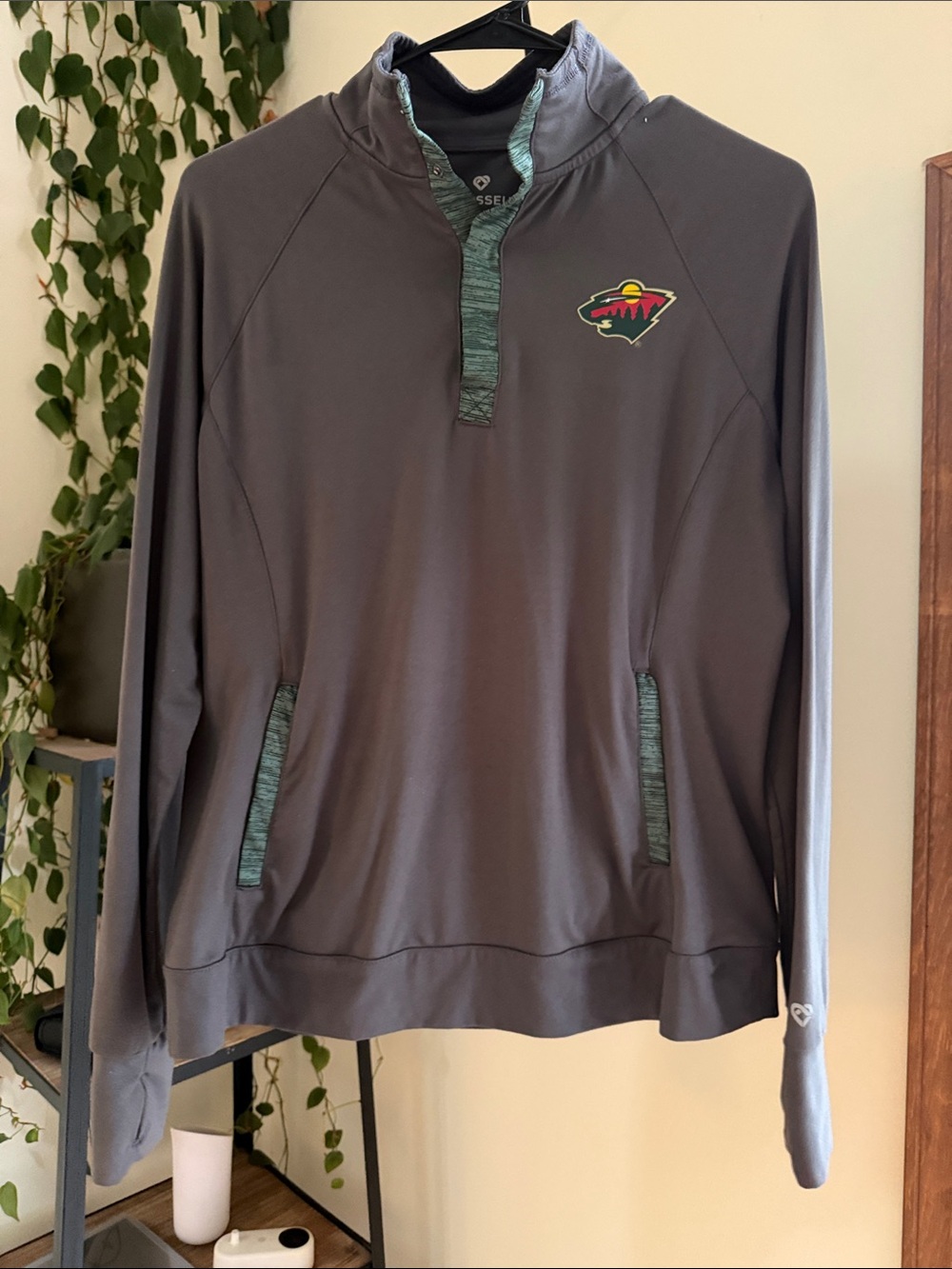 Minnesota Wild Gray Pullover Hoodie with Green Accents - Women's Medium